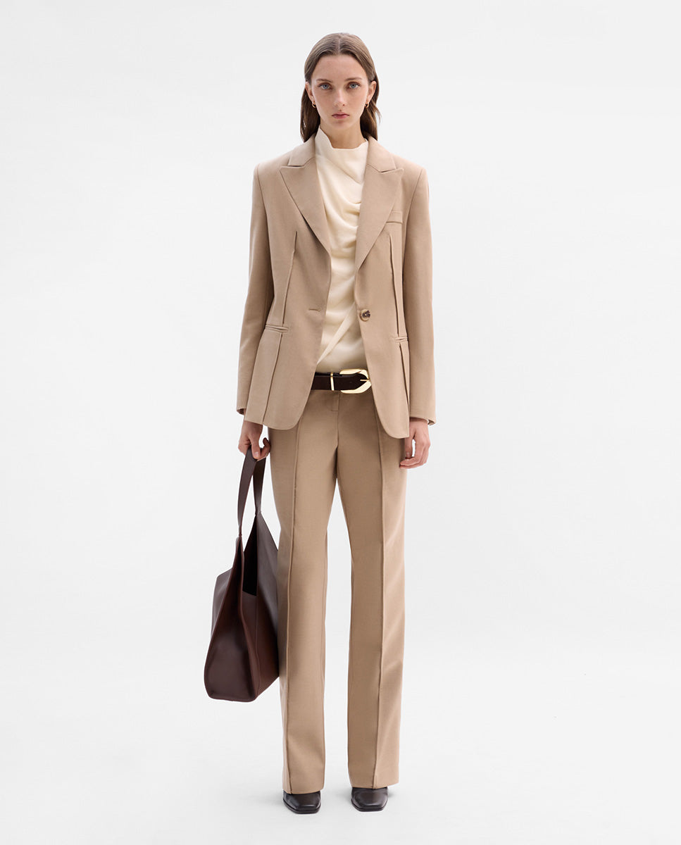 Americana entallada costuras