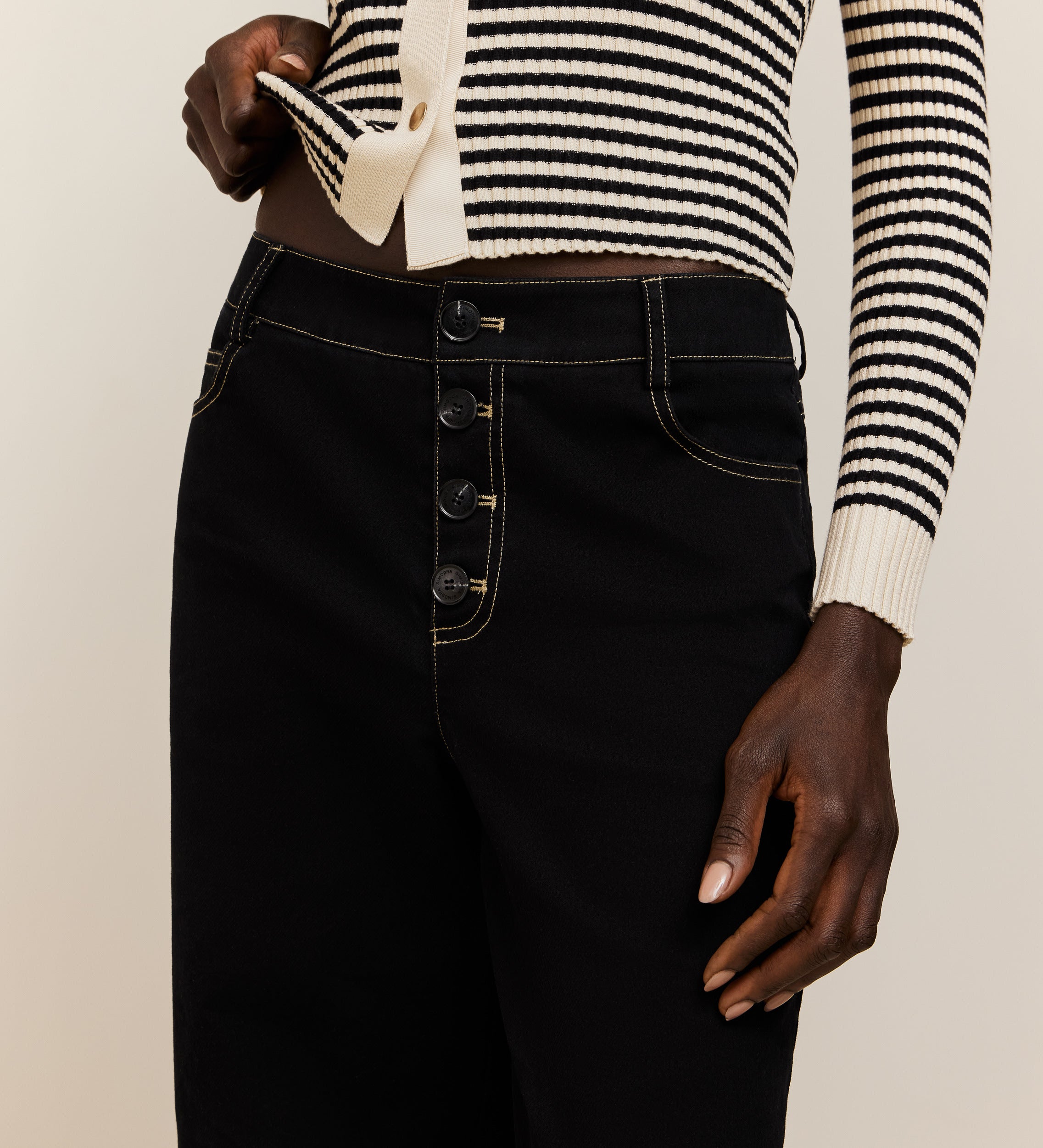 Pantalon pespuntes contraste