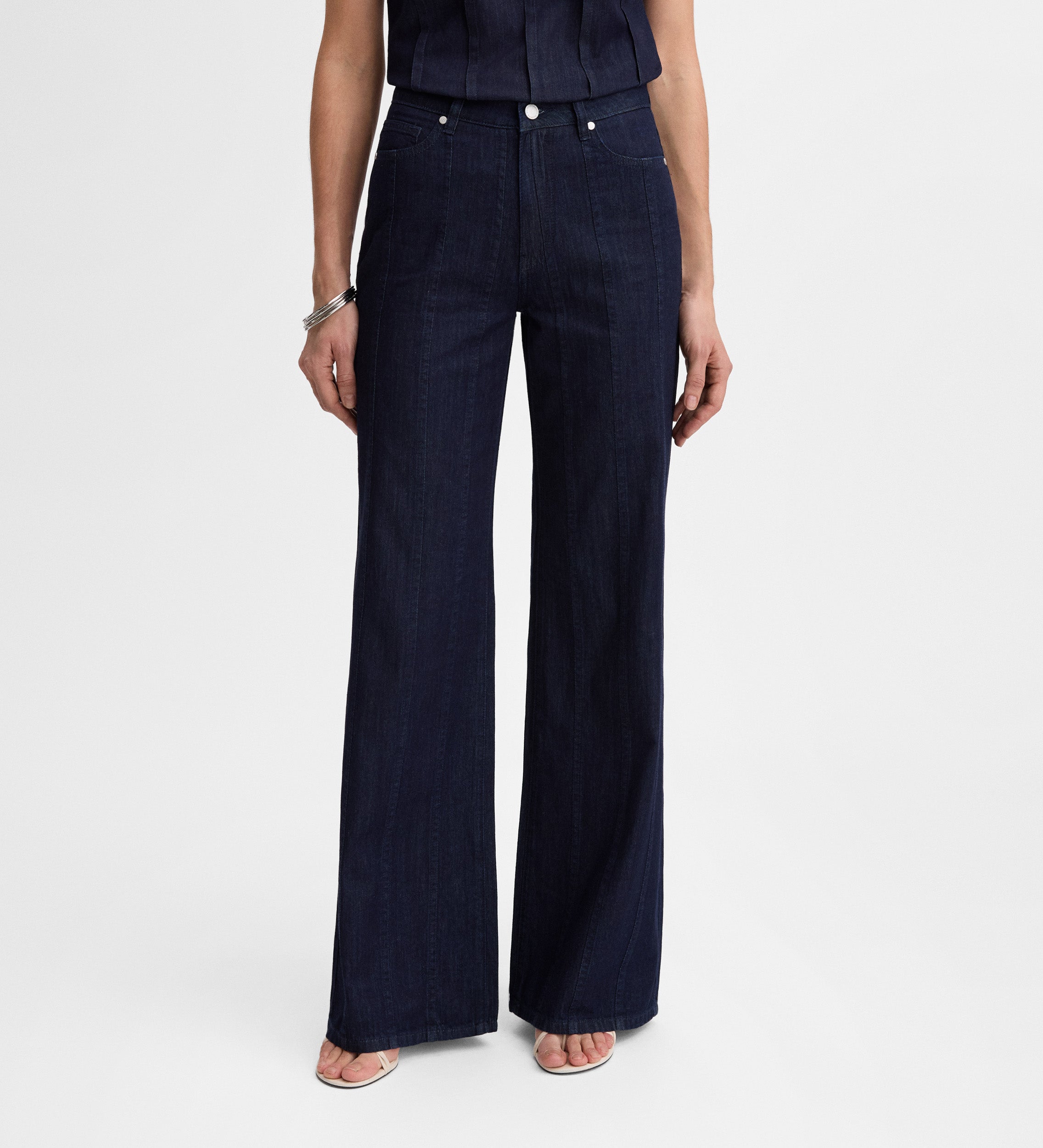 Topstitching detail jeans