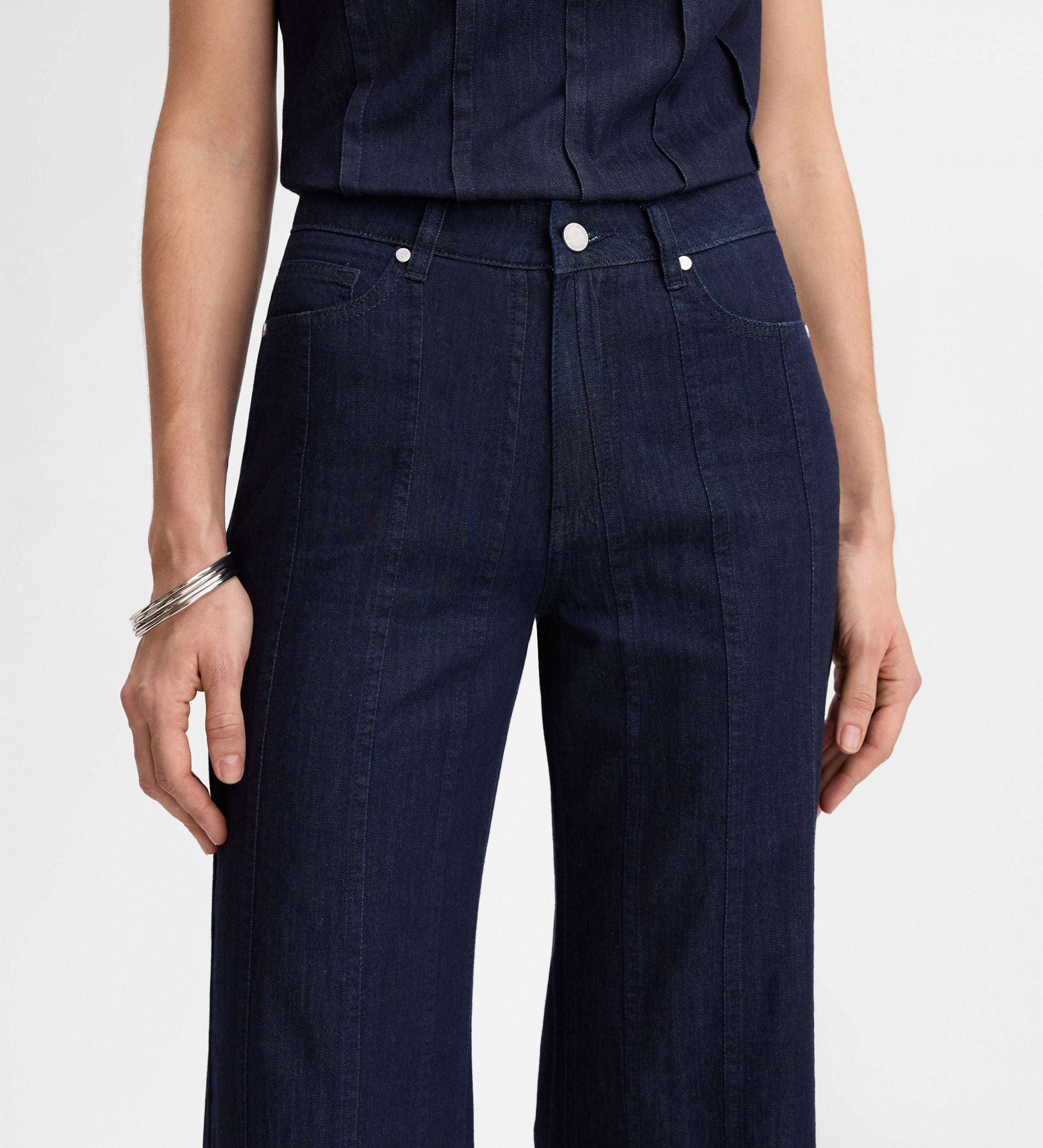 Topstitching detail jeans