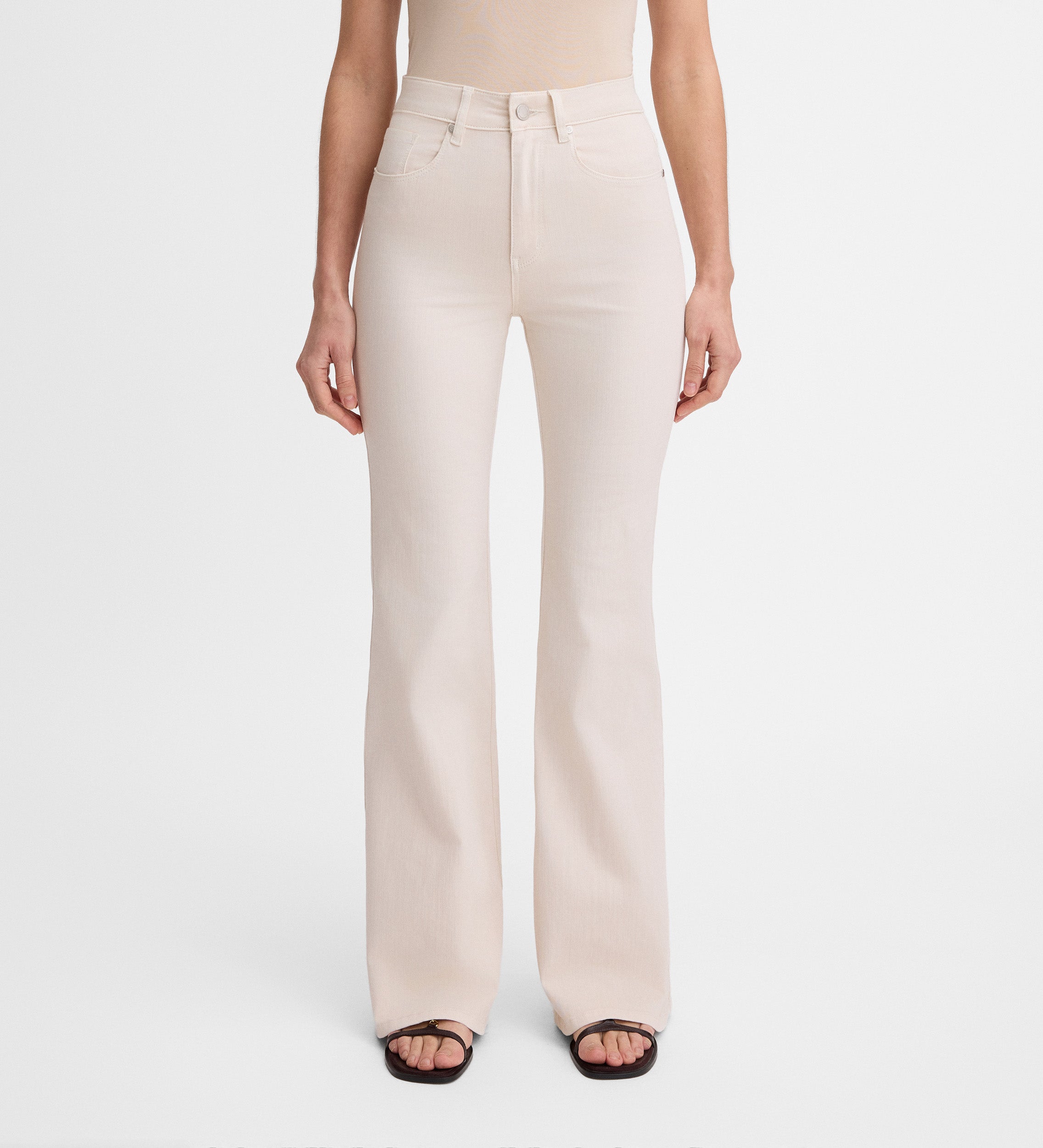 Pantalón vaquero acampanado