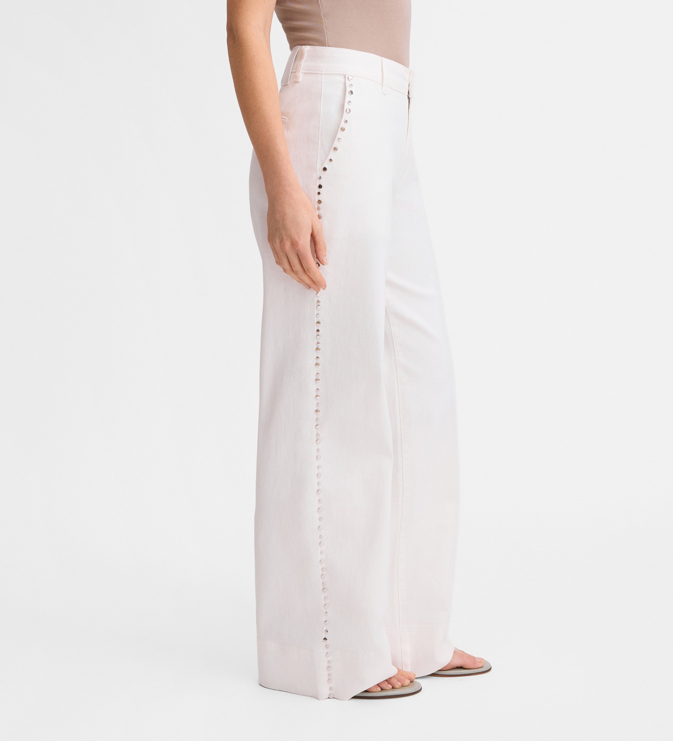 Pantalón vaquero remaches