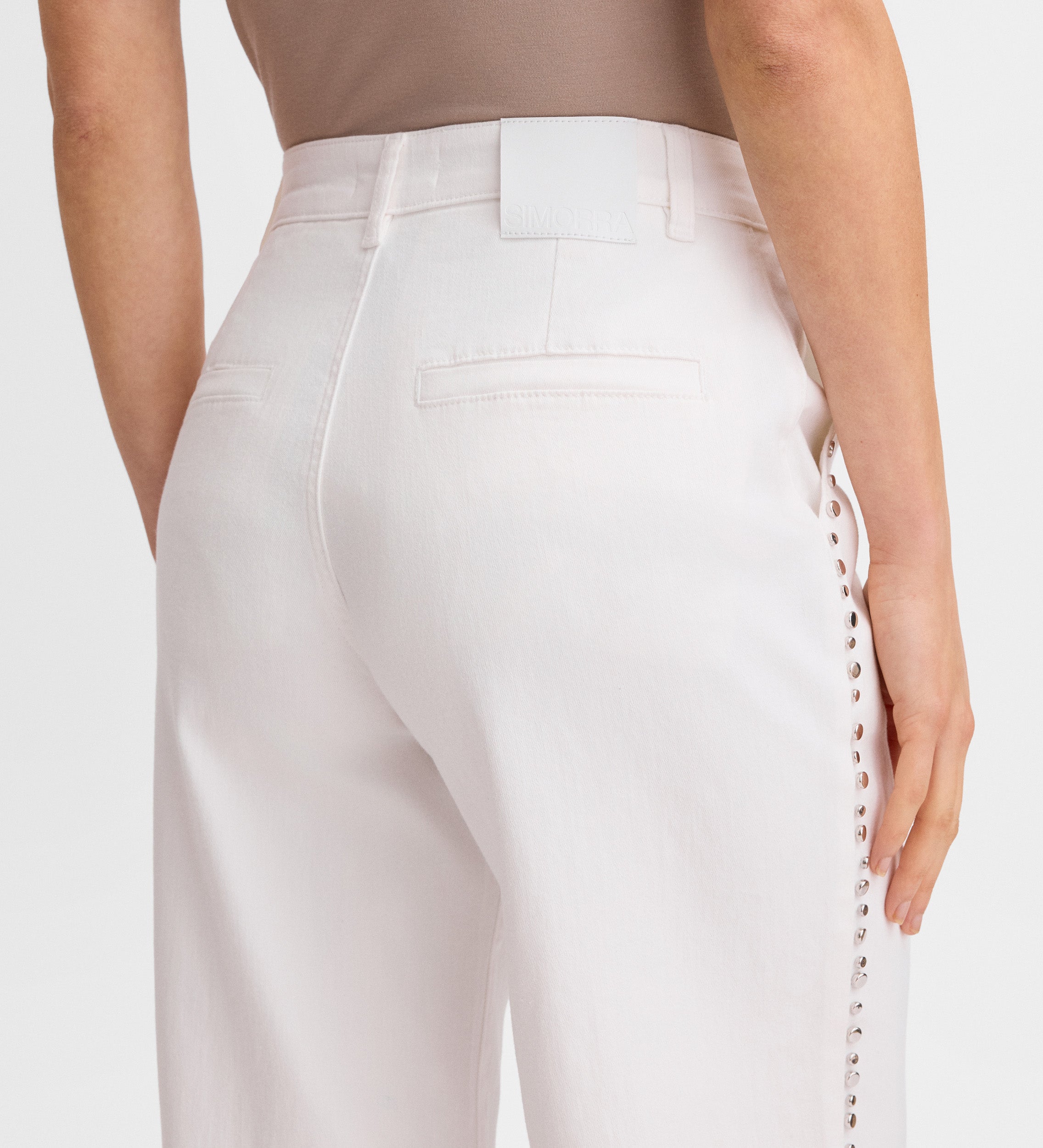 Pantalón vaquero remaches