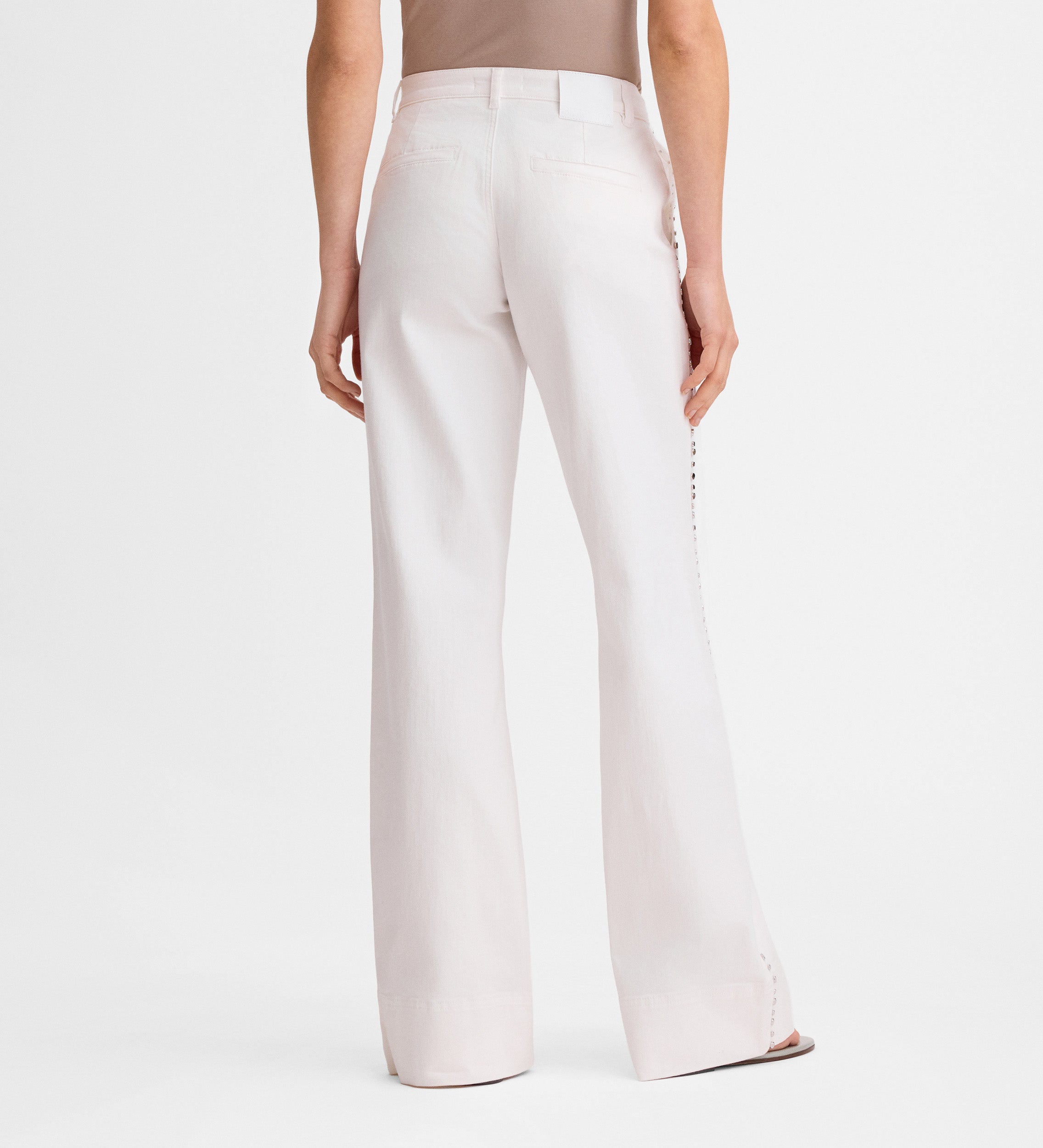 Pantalón vaquero remaches