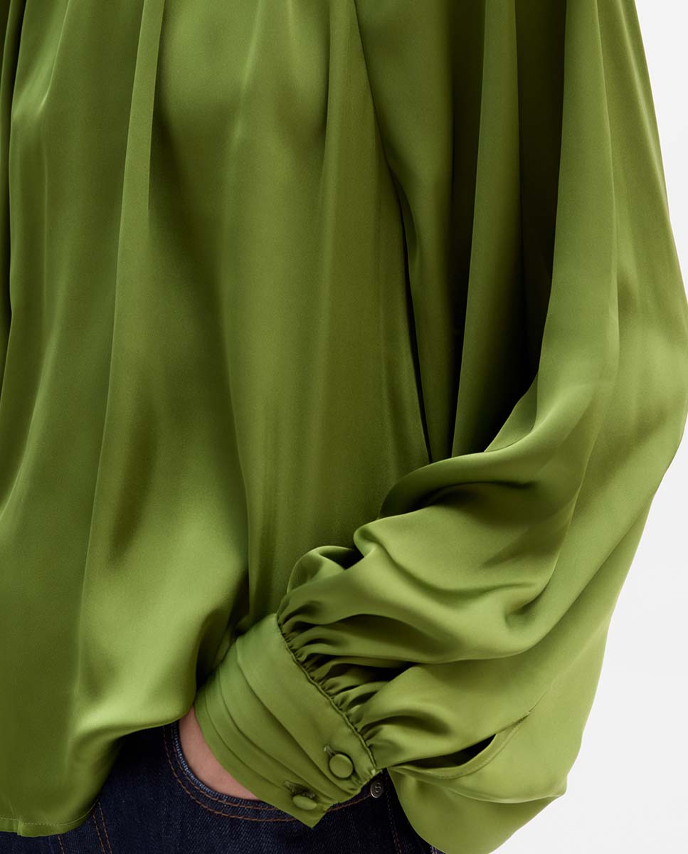 Blusa fluida cuello alto