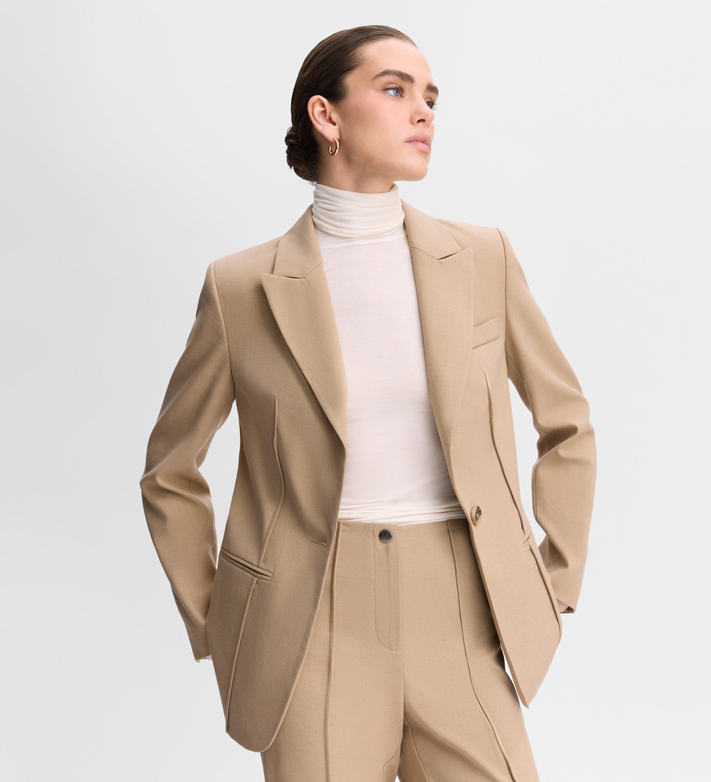 Fitted blazer with seams