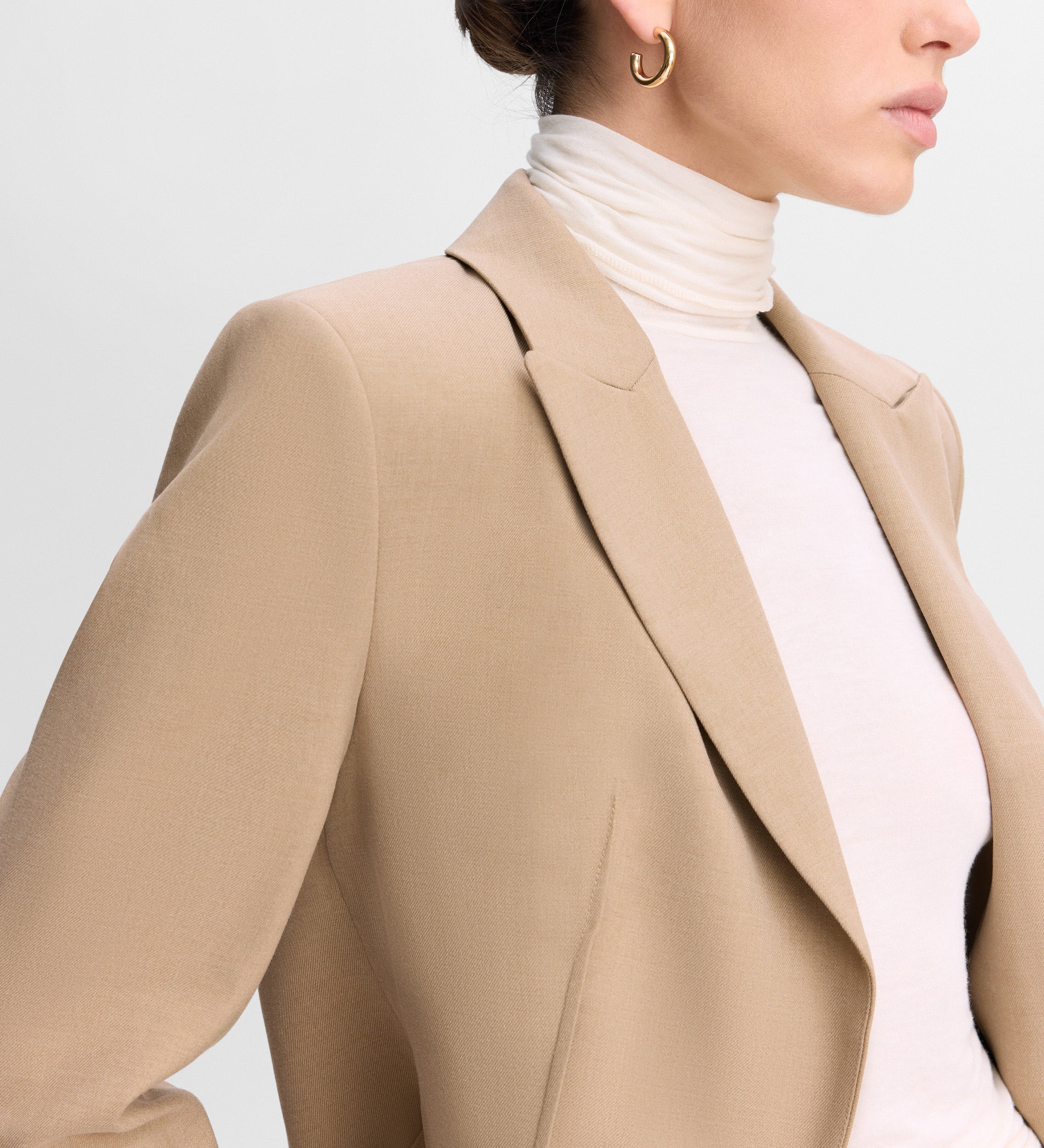 Fitted blazer with seams