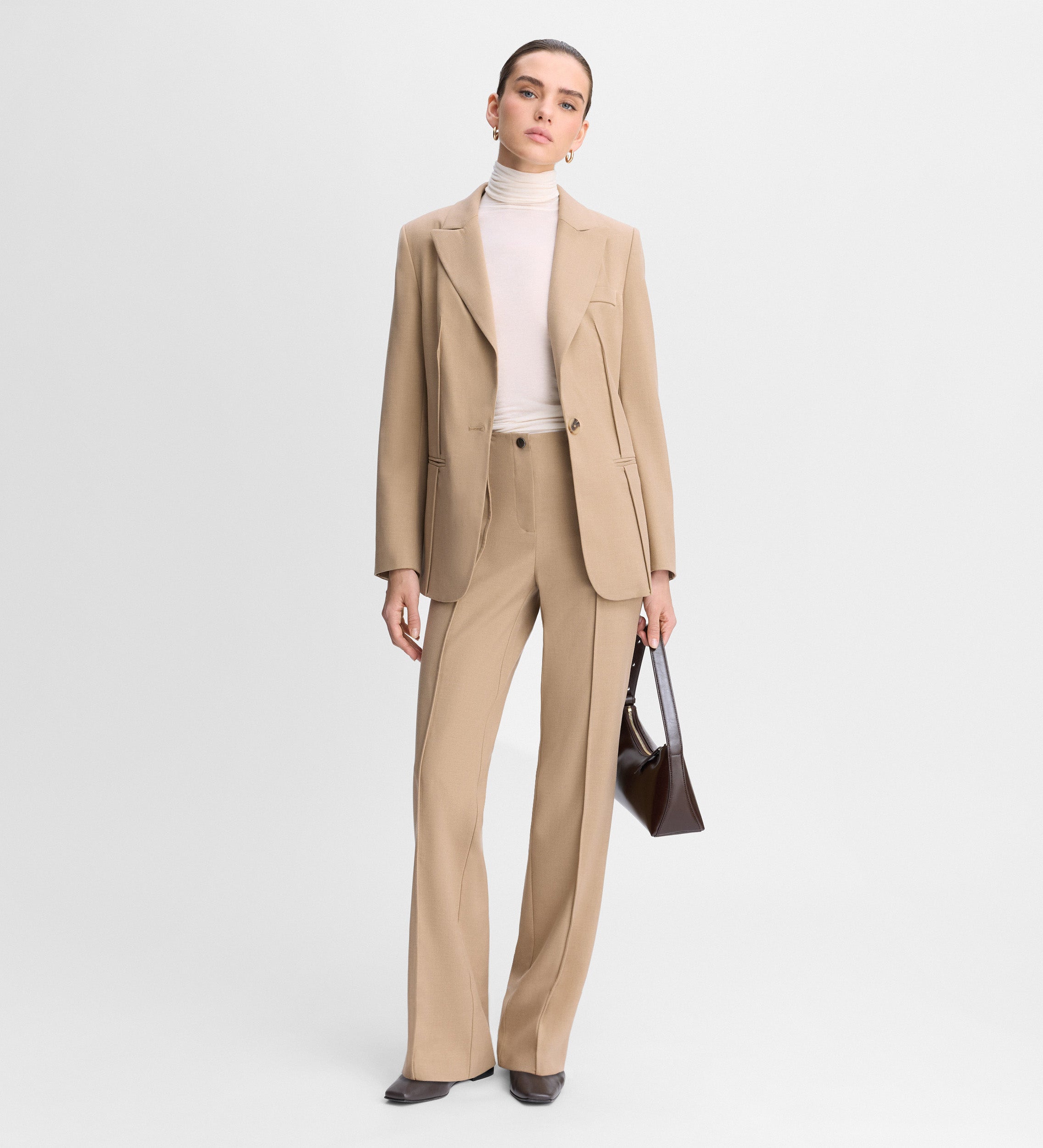 Fitted blazer with seams