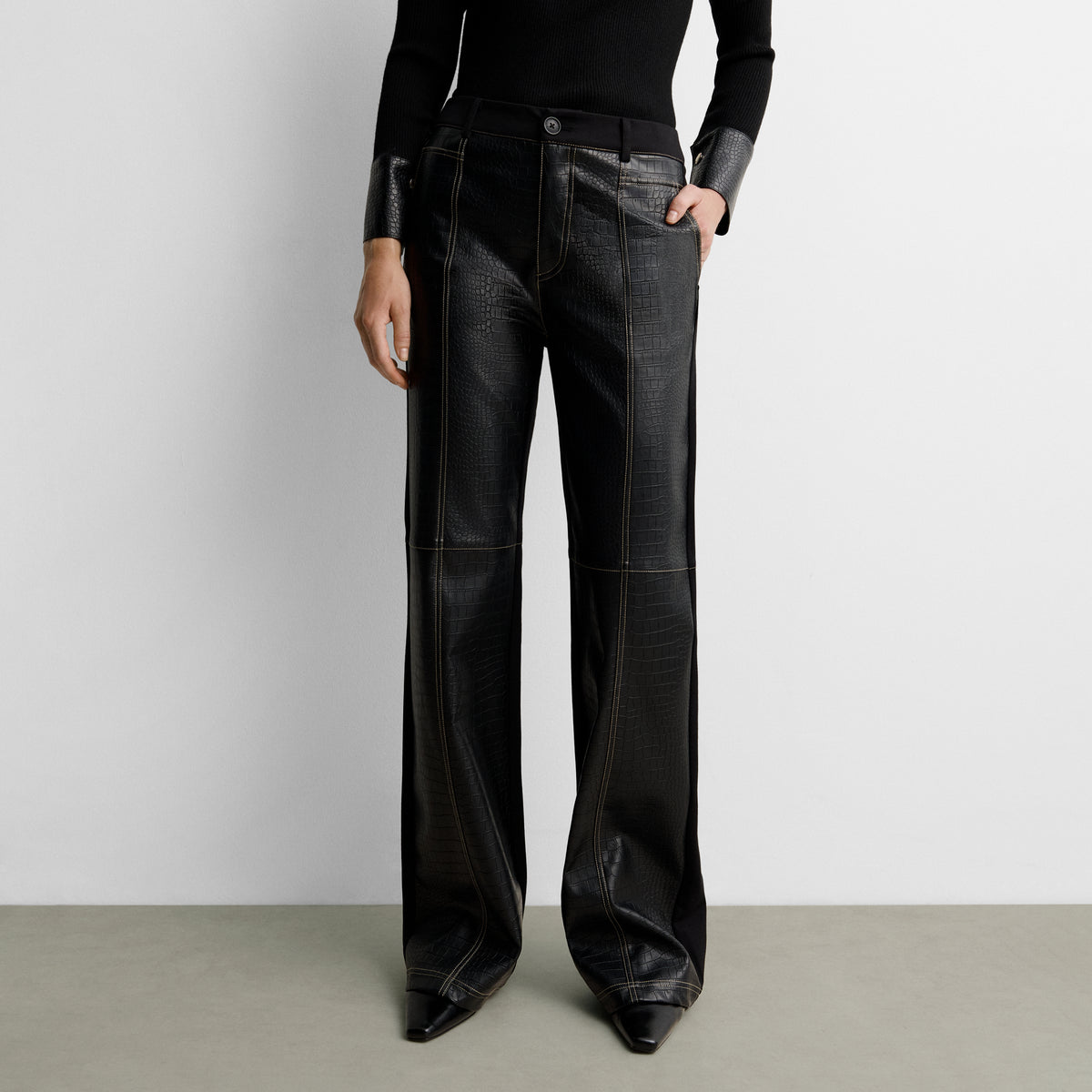 Two-material trousers with topstitching