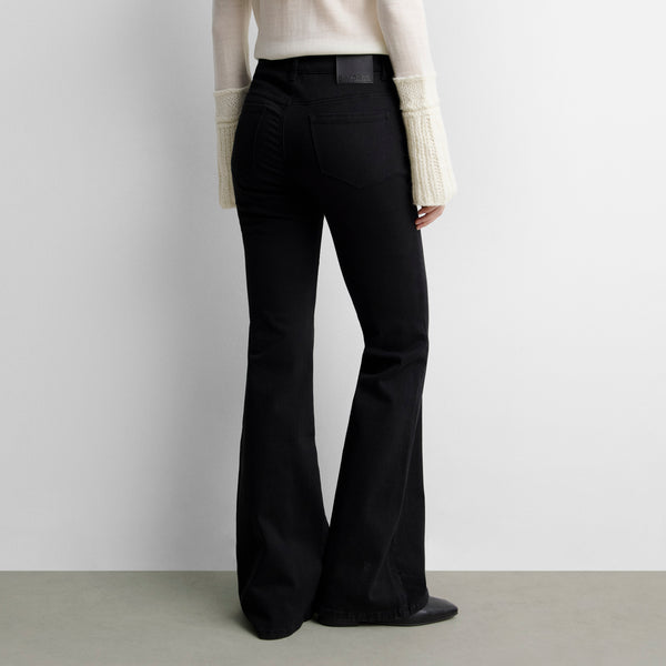 Pantalón vaquero acampanado