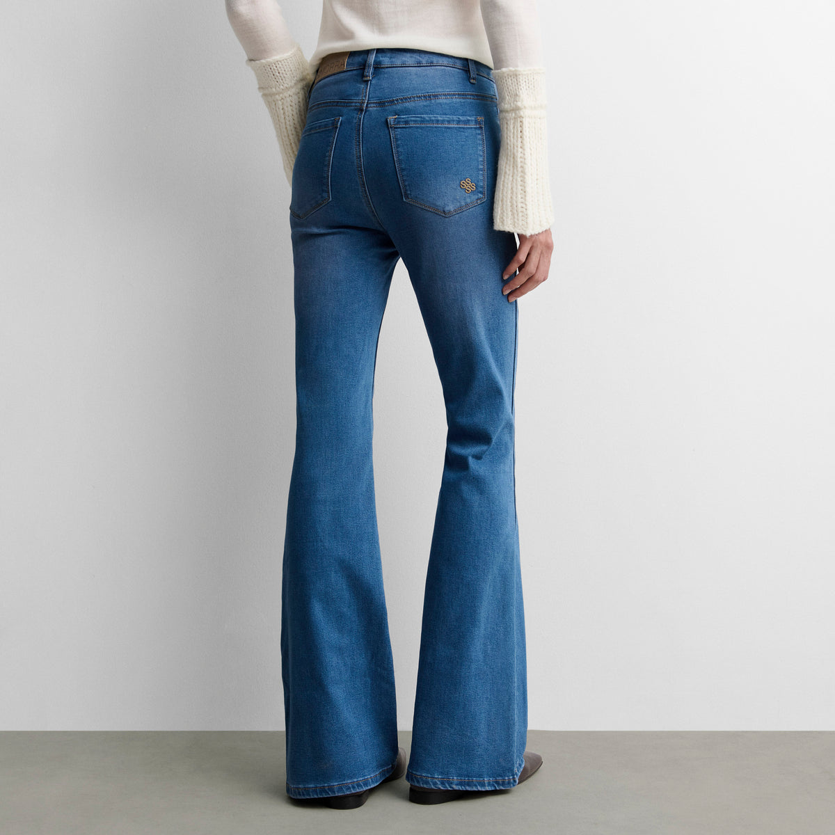 Pantalón vaquero acampanado