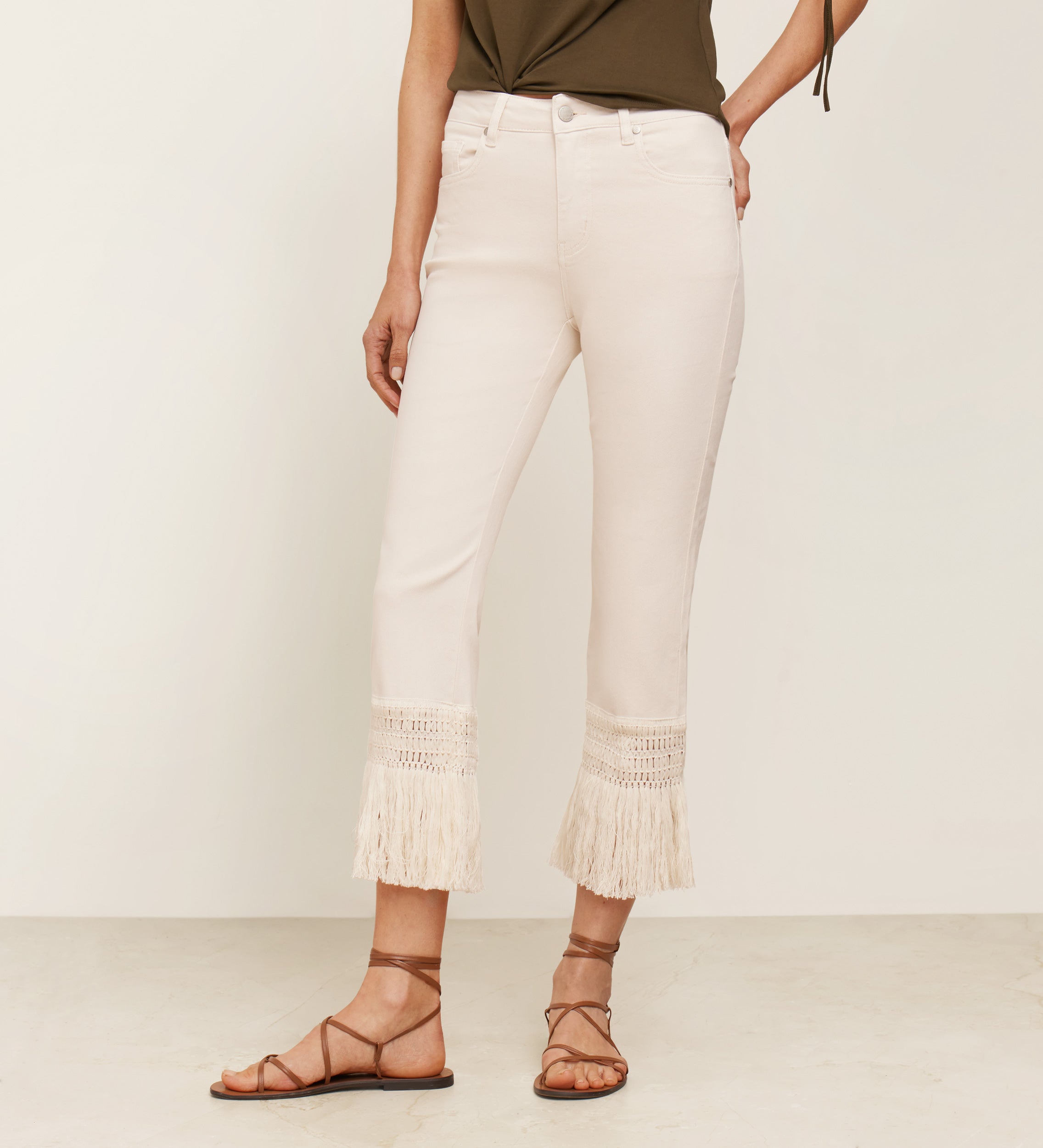 Low-rise trousers with fringes