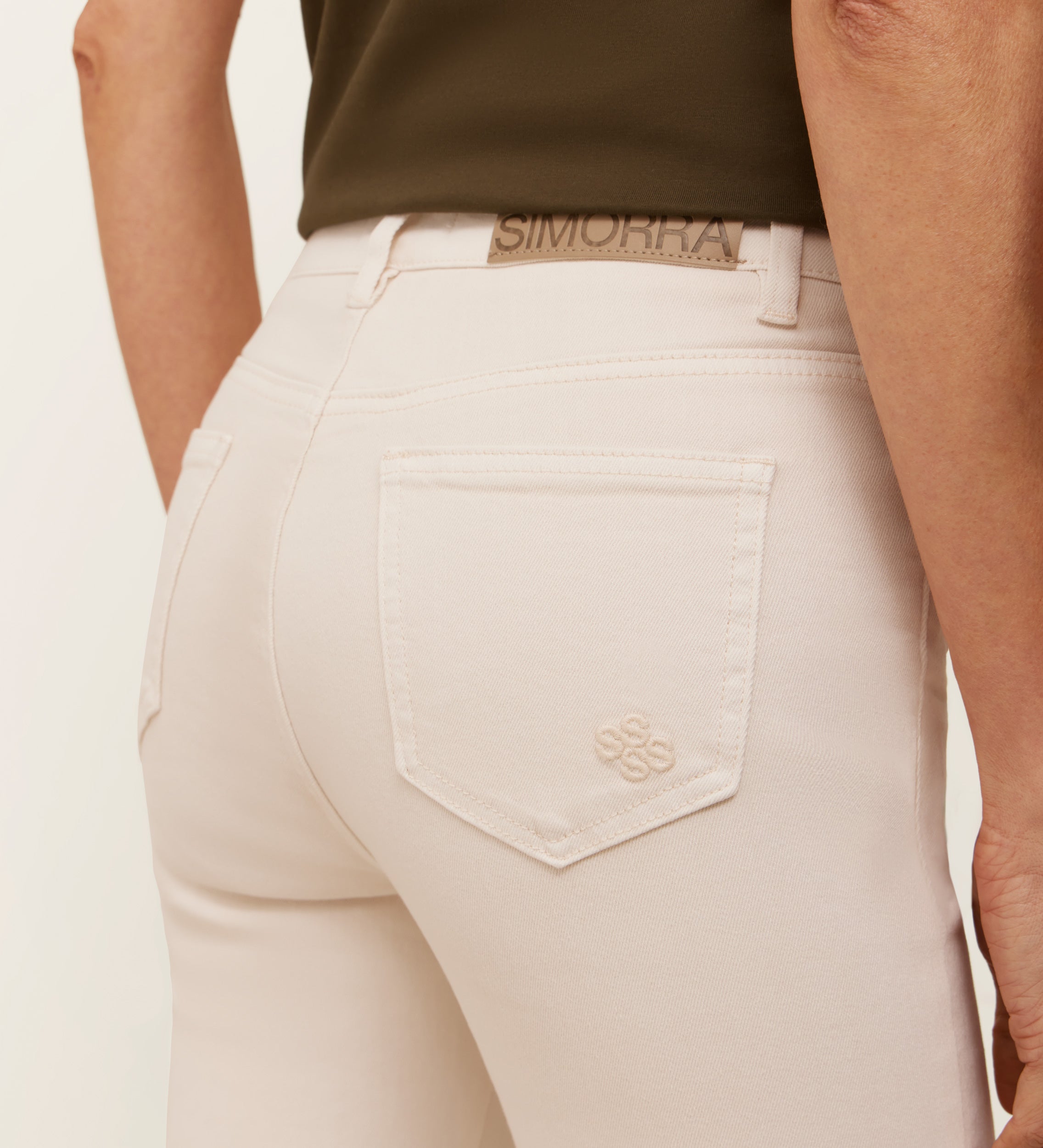 Low-rise trousers with fringes