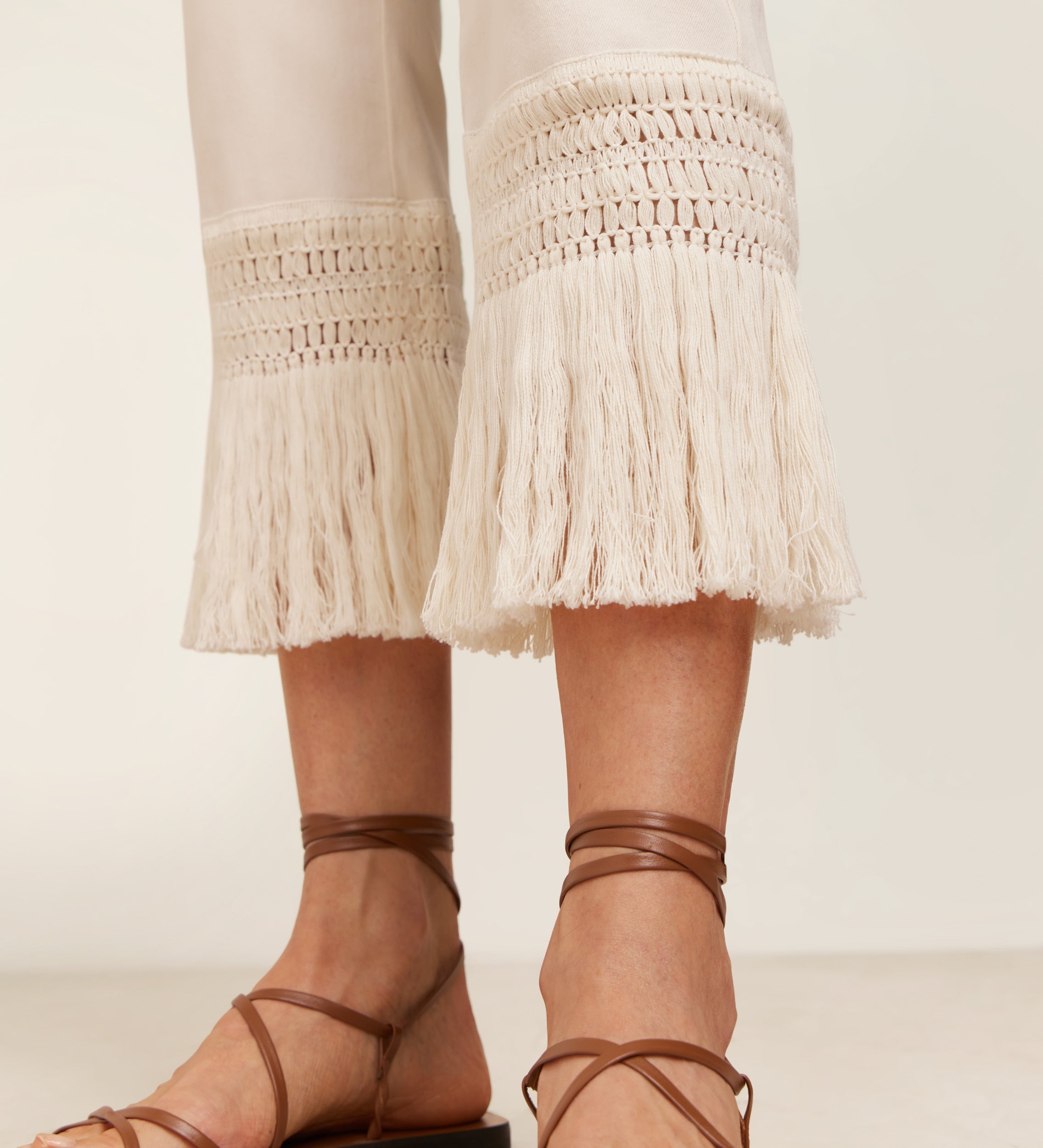 Low-rise trousers with fringes