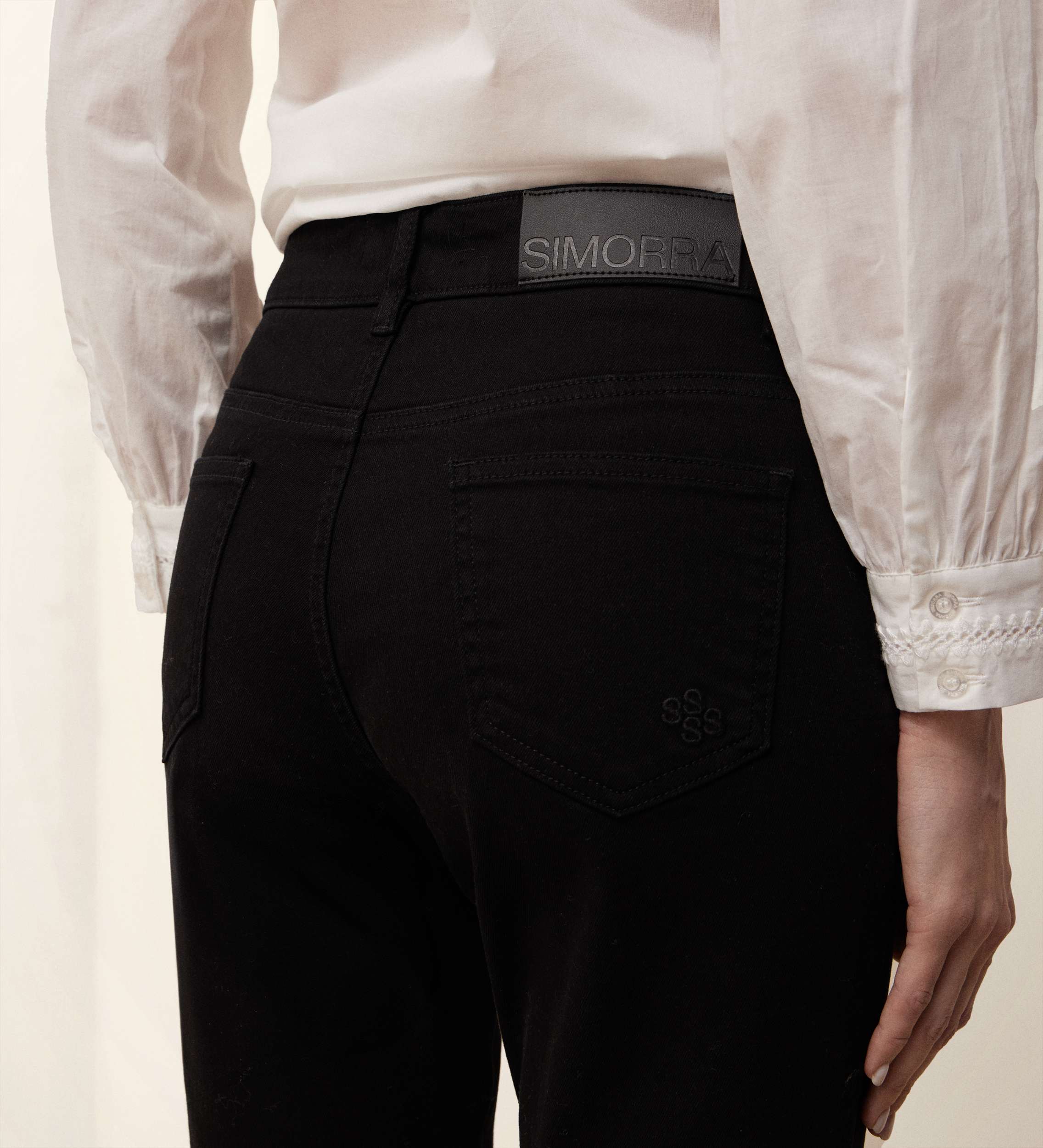 Low-rise trousers with fringes