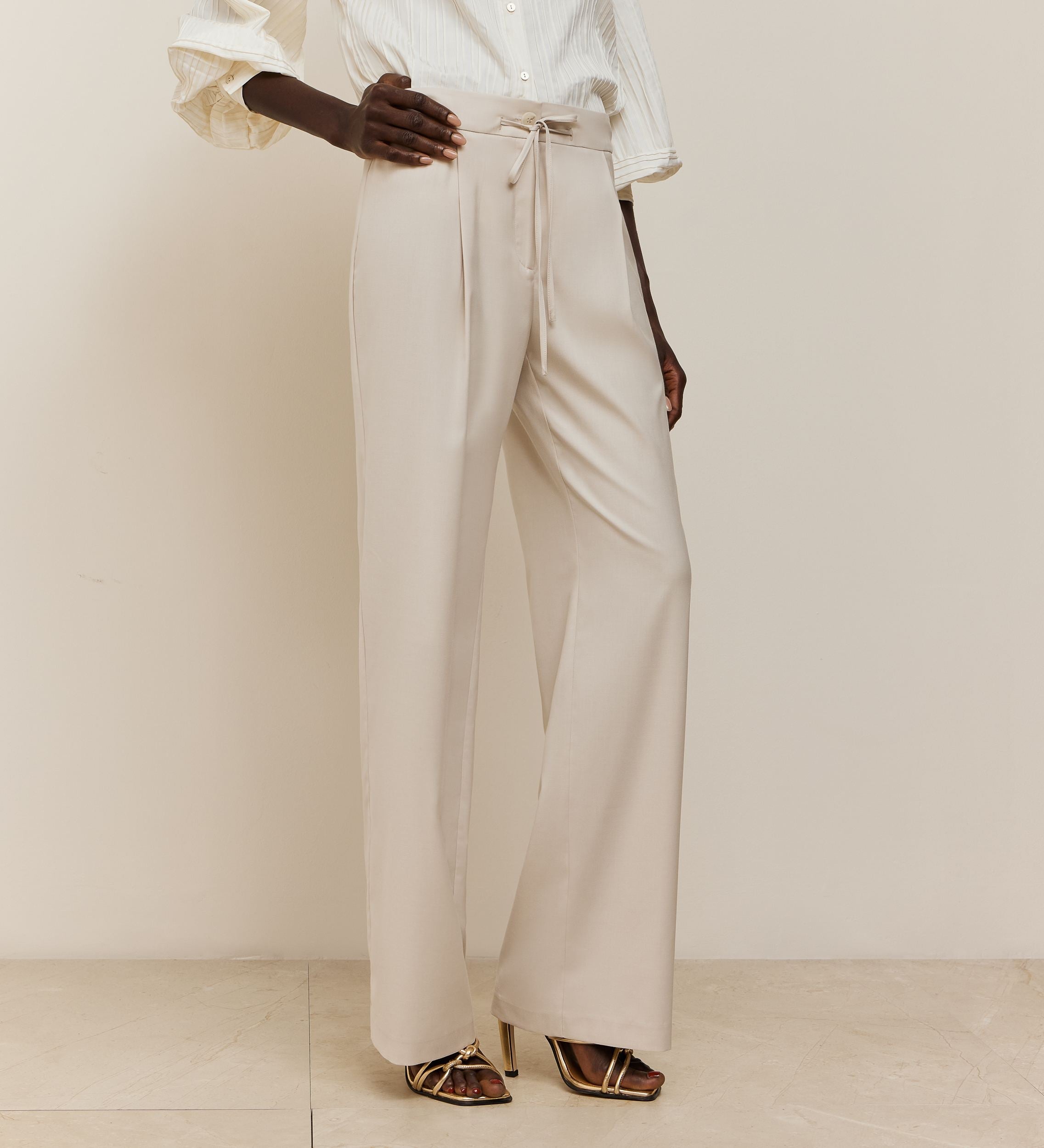Trousers with bow closure