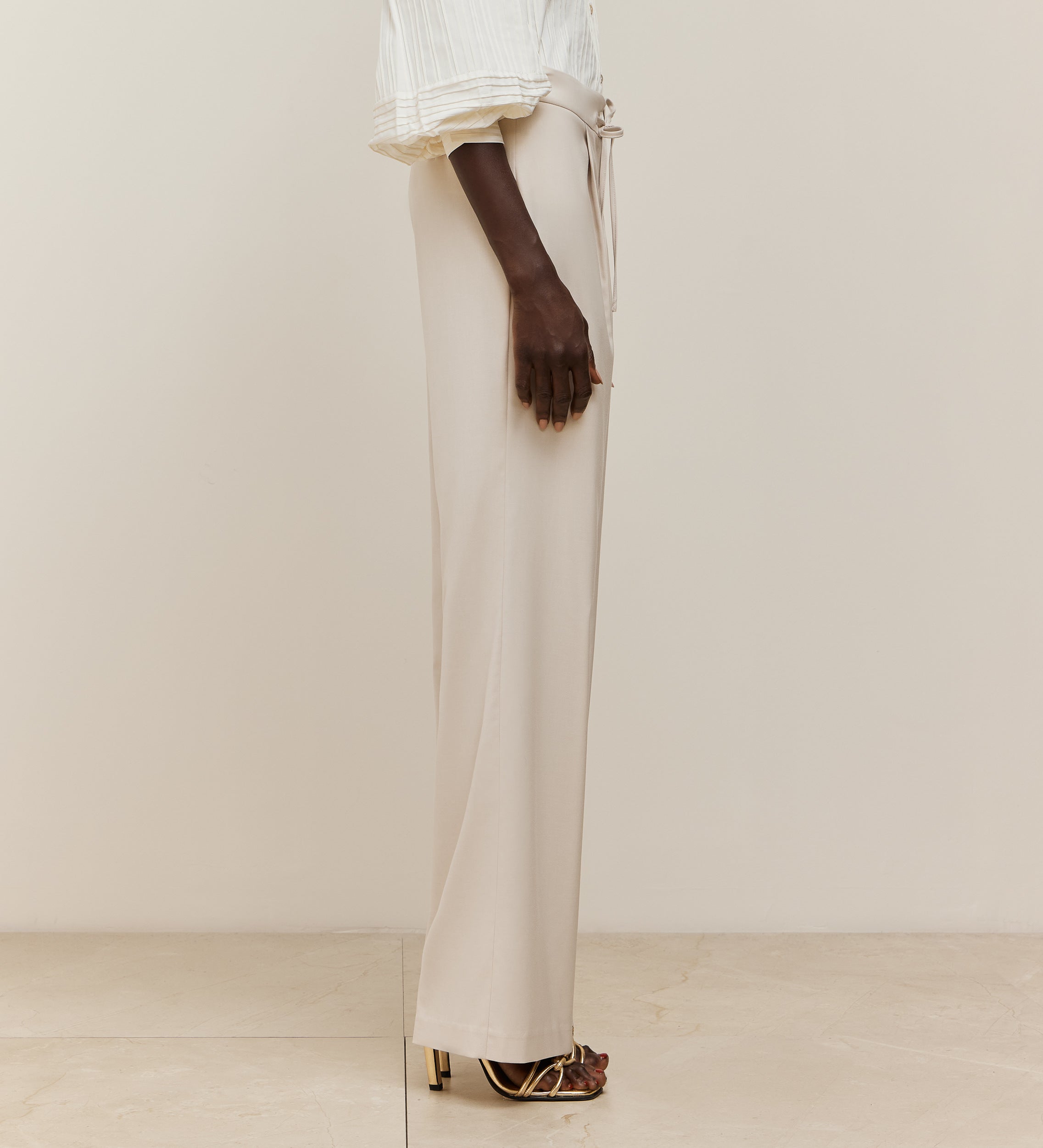Trousers with bow closure