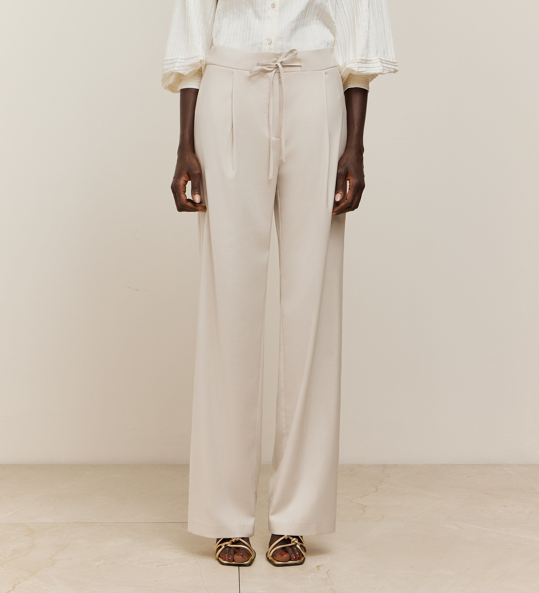 Trousers with bow closure
