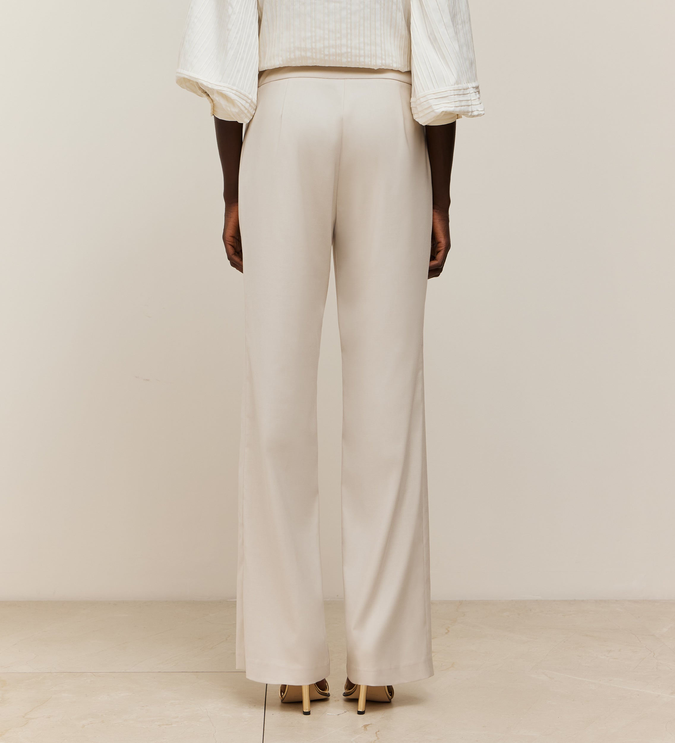 Trousers with bow closure