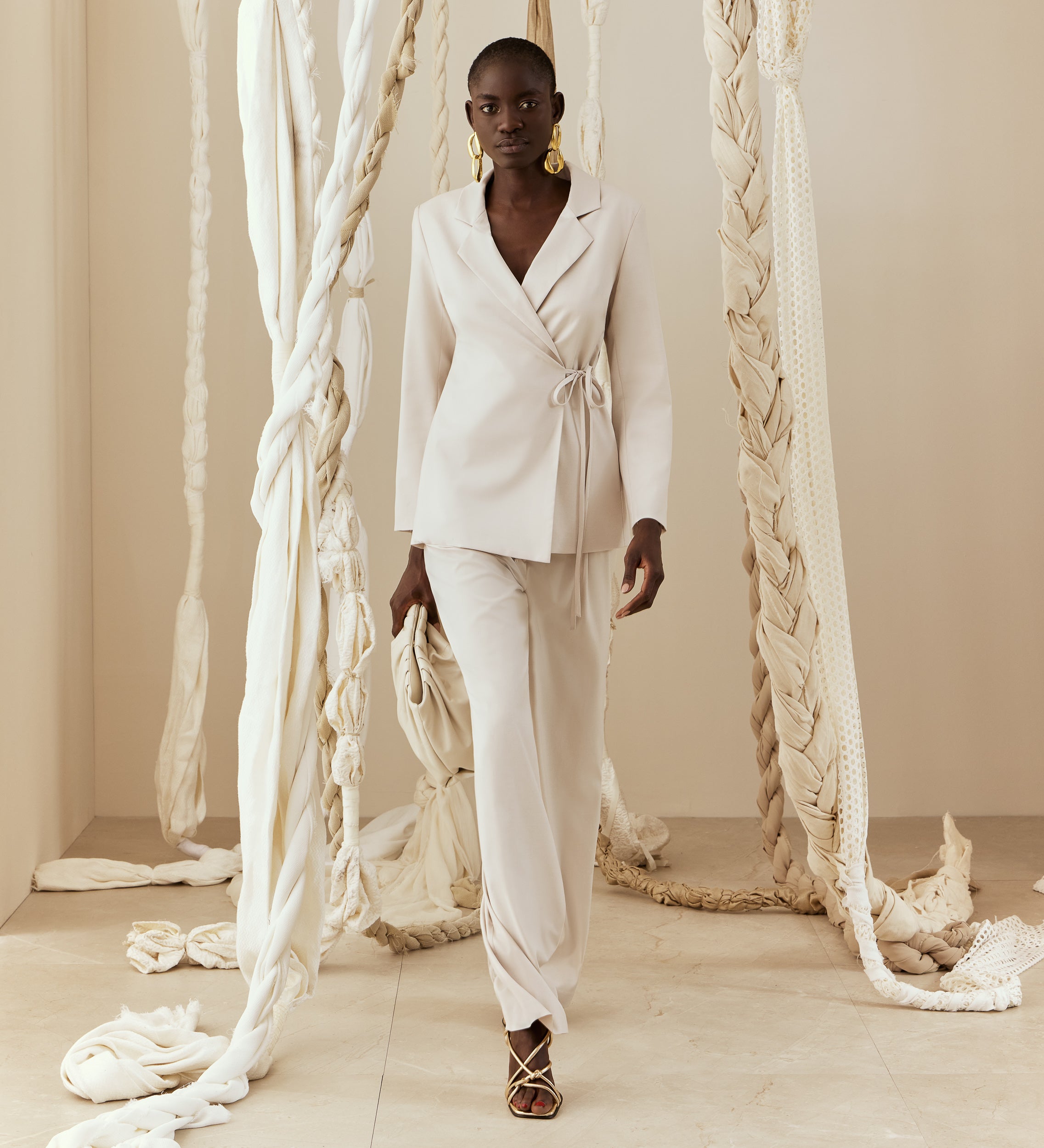 Trousers with bow closure