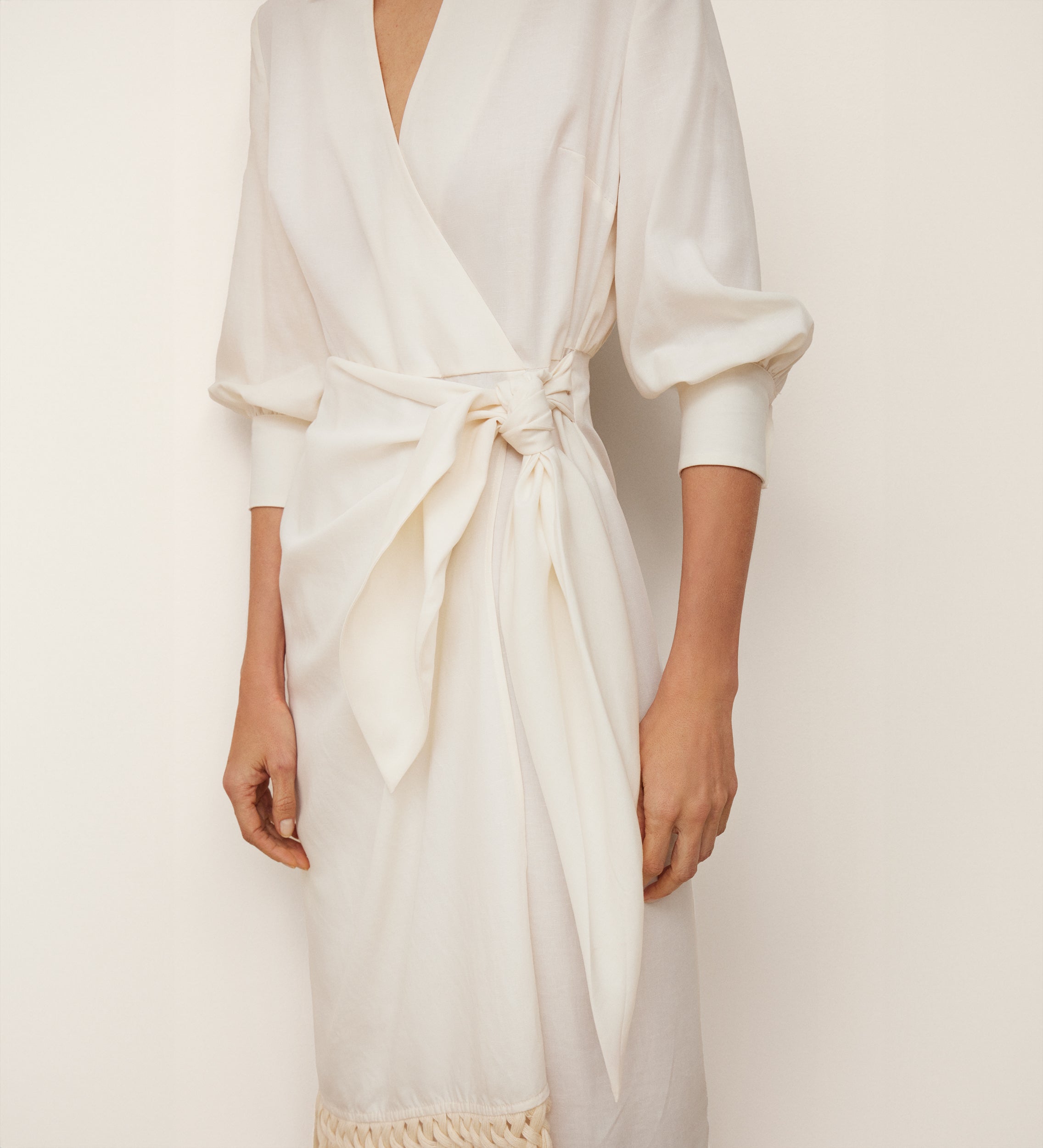 Vestido cruzado flecos