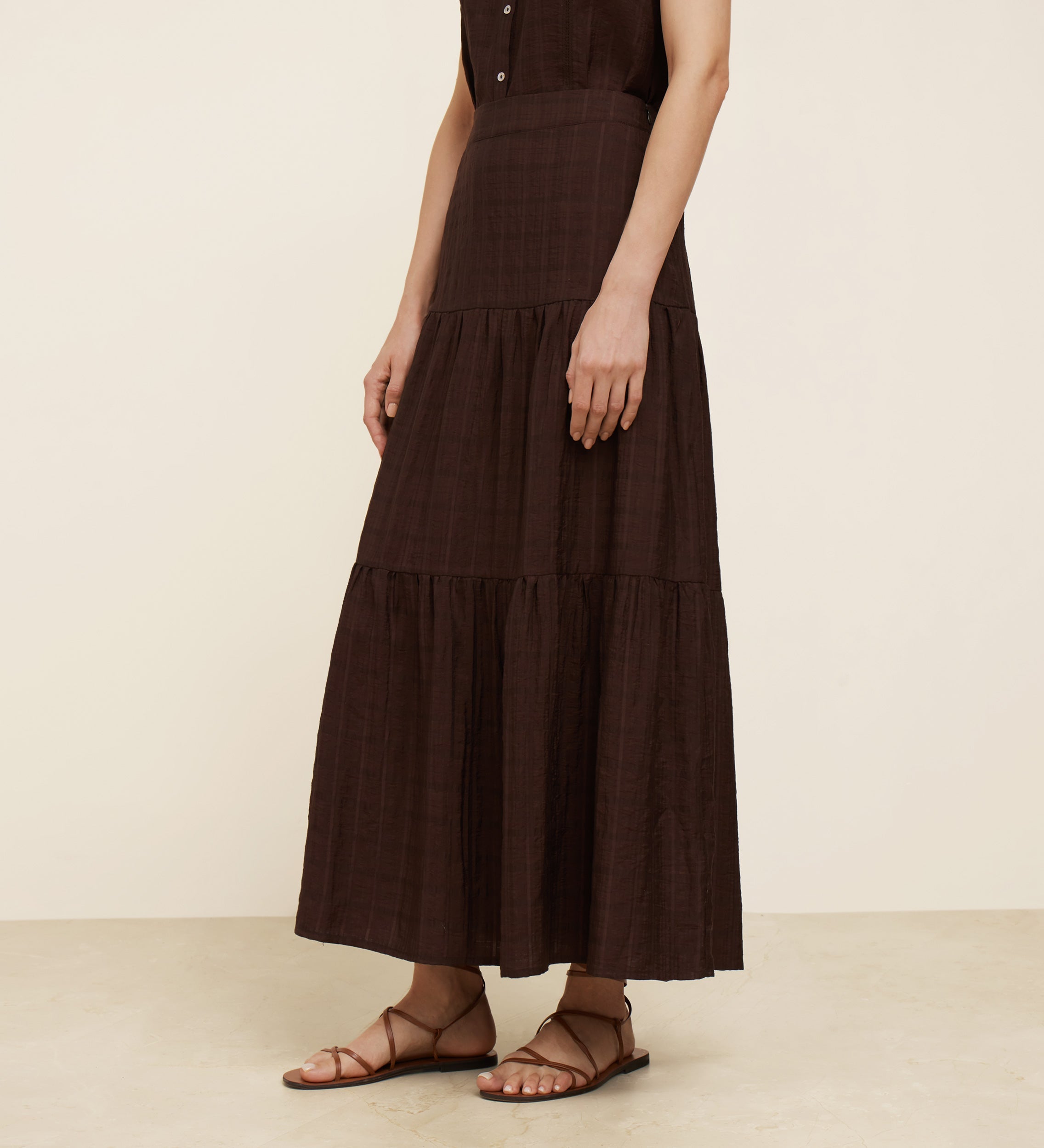Pleated floor skirt