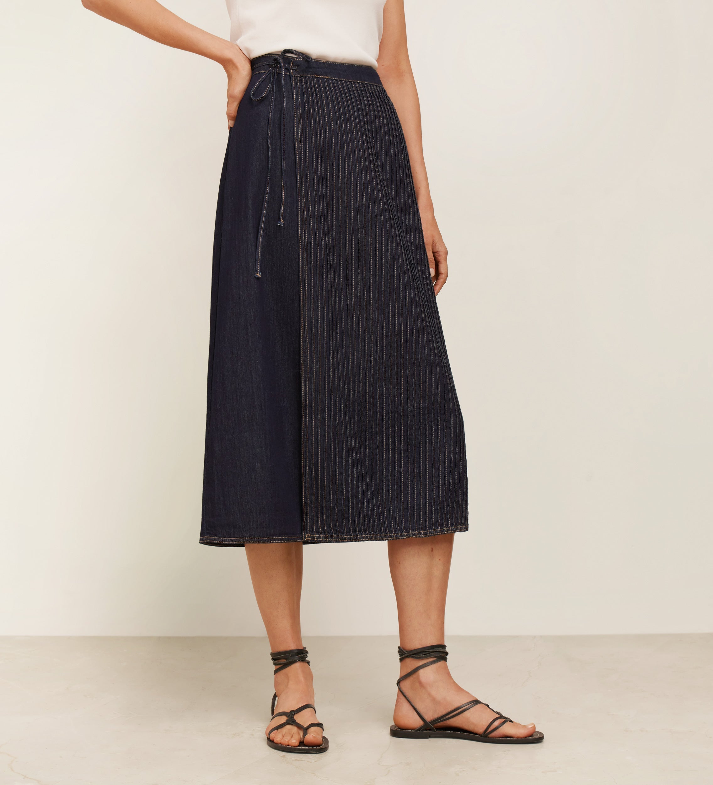 Drawstring skirt with contrasting stitching