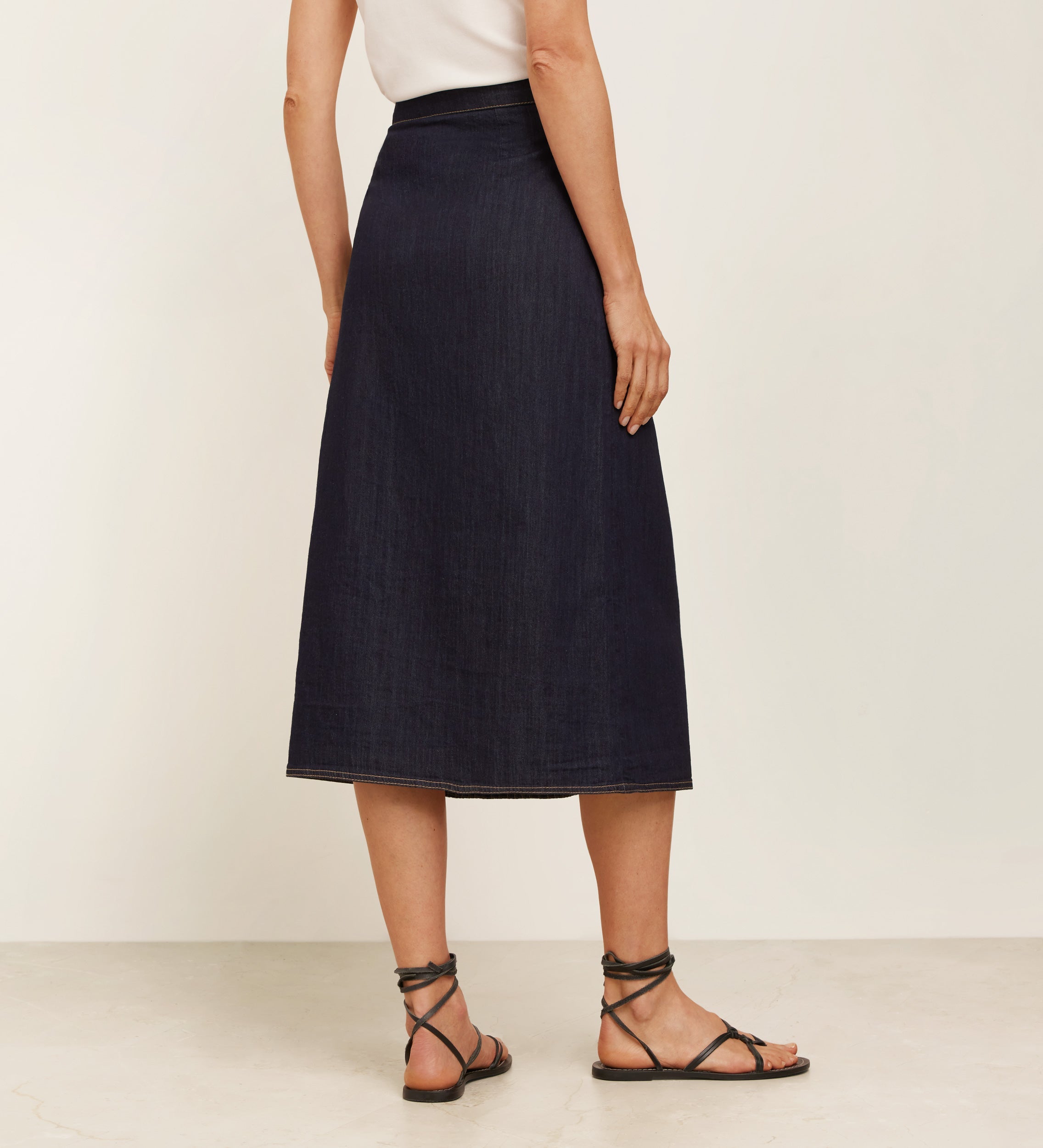 Drawstring skirt with contrasting stitching