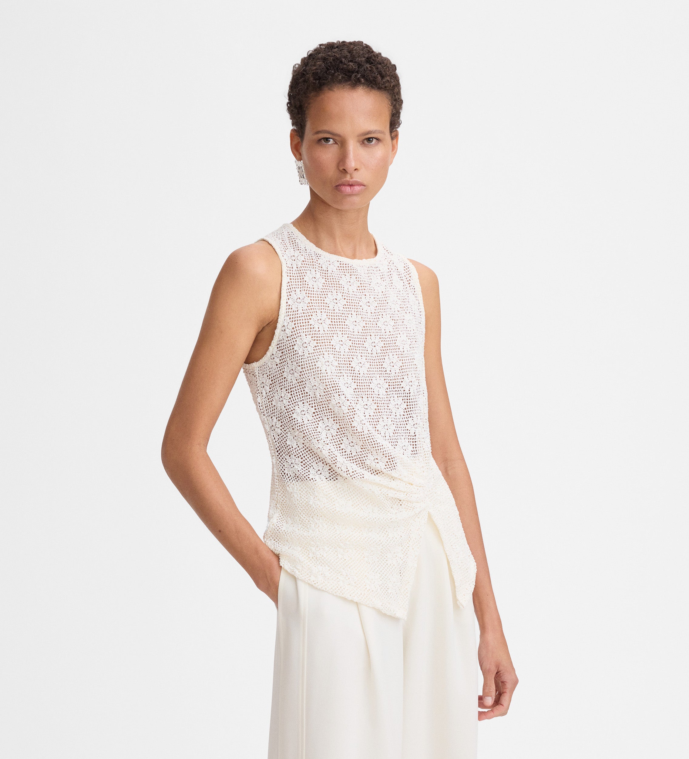 Sleeveless elastic top