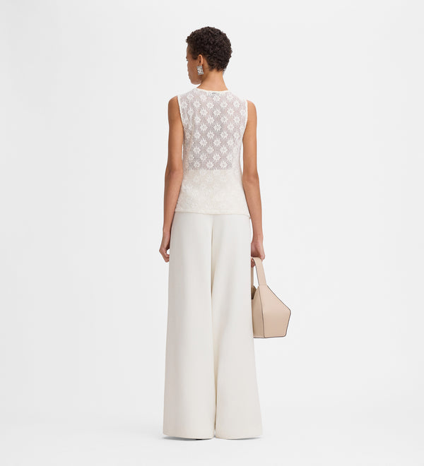 Sleeveless elastic top