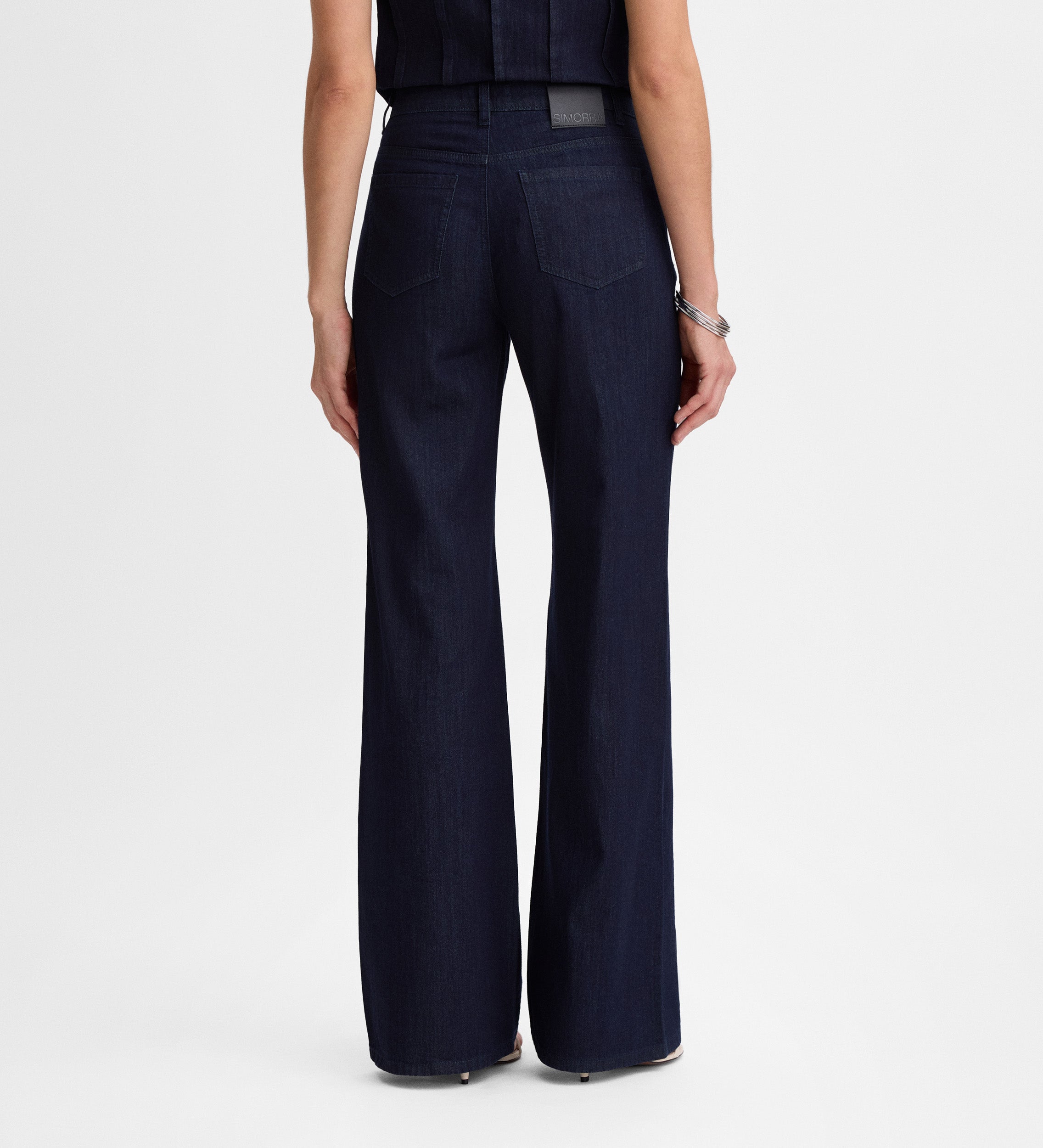 Topstitching detail jeans