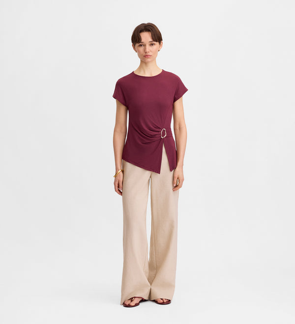 Camiseta asimétrica hebilla