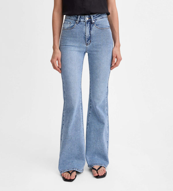 Pantalón vaquero acampanado